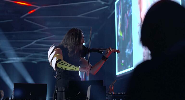 Un violinista con un brazo robótico actúa en el encuentro organizado por el Diálogo Global sobre Gobernanza de la IA en Ginebra, Suiza.